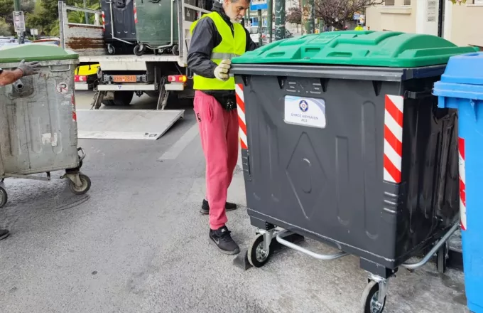 Υπάλληλος του δήμου Αθηναίων τοποθετεί κάδο απορριμμάτων