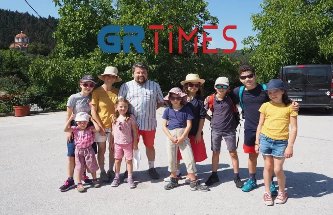 Οικογένεια Γάλλων με επτά παιδιά και ένα ανίψι ταξιδεύουν ανά την Ελλάδα