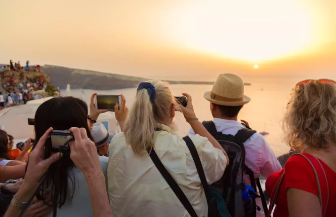 Τουρίστες σε νησί φωτογραφίζουν το ηλιοβασίλεμα 
