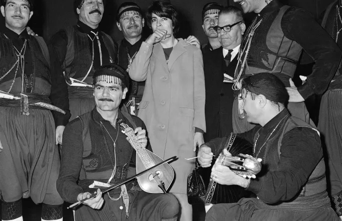 Παρίσι 1965: Κρητικοί υποδέχονται την Ειρήνη Παππά με λύρες