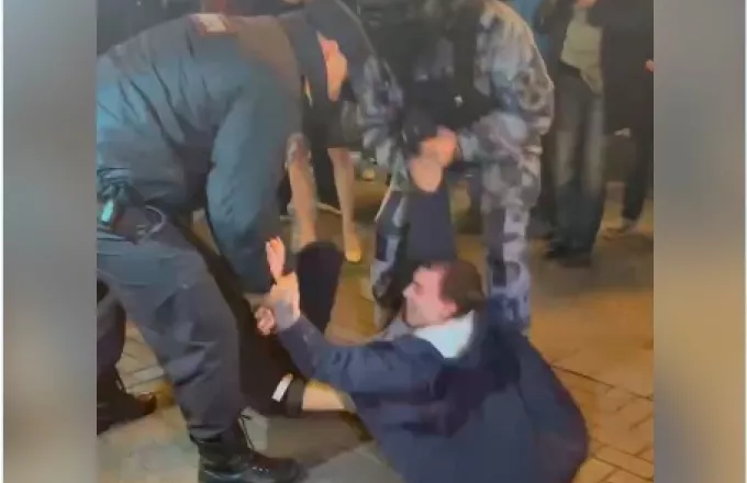 Ρωσία: Τουλάχιστον 360 συλλήψεις σε διαδηλώσεις κατά της επιστράτευσης, σύμφωνα με ΜΚΟ 