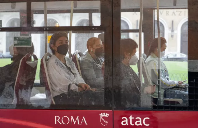 Ιταλία - Covid-19: Καταργείται η υποχρεωτική χρήση μάσκας στα δημόσια μέσα μεταφοράς