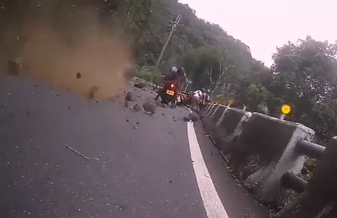 Στιγμές τρόμου στην Ταϊβάν: Μοτοσικλετιστές αιφνιδιάζονται από κατολίσθηση την ώρα του σεισμού – Βίντεο  