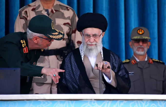 Ιράν - Αλί Χαμενεΐ: «Κανείς να μην σκεφτεί ότι μπορεί να ξεριζώσει την Ισλαμική Δημοκρατία» 