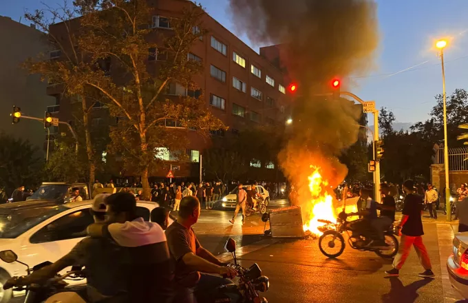 Σφαίρες και δακρυγόνα εναντίον διαδηλωτών σε πολλές πόλεις του Ιράν