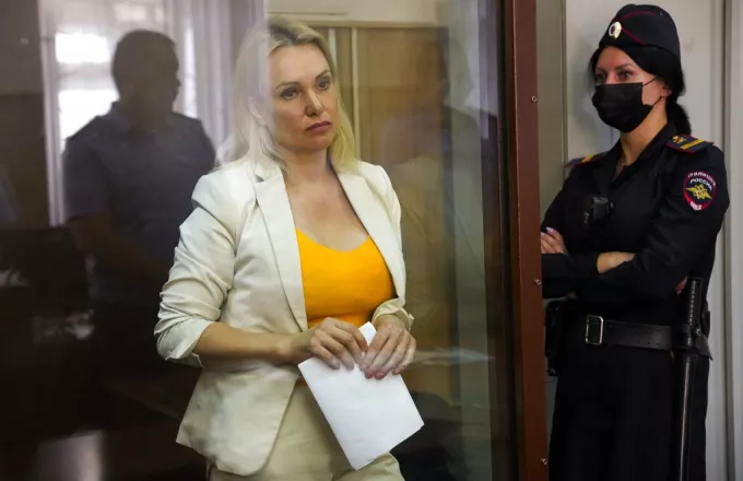 Ρωσία: Η Μαρίνα Οφσιάνικοβα εγκατέλειψε με την κόρη της τη χώρα	