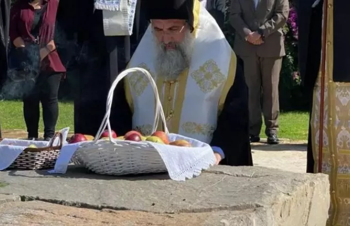 Ο Αρχιεπίσκοπος Κρήτης γονατίζει στον τάφο του Καζαντζάκη