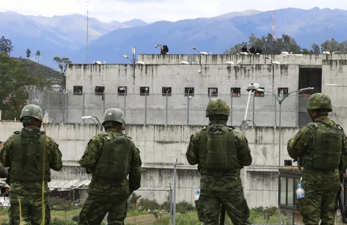 Πάνω από 700 σφαίρες βρέθηκαν σε φυλακή του Ισημερινού