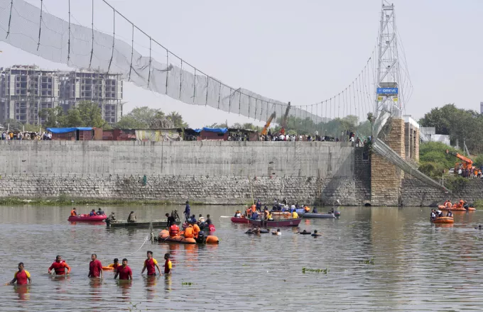 Ινδία: Οι αρχές έχουν προχωρήσει σε εννέα συλλήψεις για την κατάρρευση της γέφυρας 