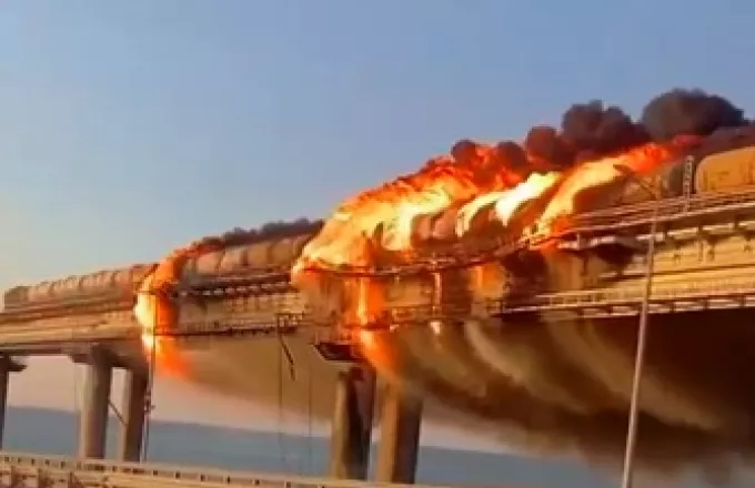 Ισχυρή έκρηξη στη γέφυρα που συνδέει τη Ρωσία με την Κριμαία - Δείτε βίντεο - Φωτό 