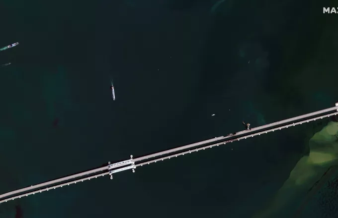Maxar: Δημοσίευσε δορυφορικές εικόνες με τις ζημιές στη γέφυρα της Κριμαίας