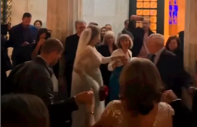 Έστησαν χορό η νύφη κι ο γαμπρός έξω από το δημαρχείο Αθηνών - Βίντεο