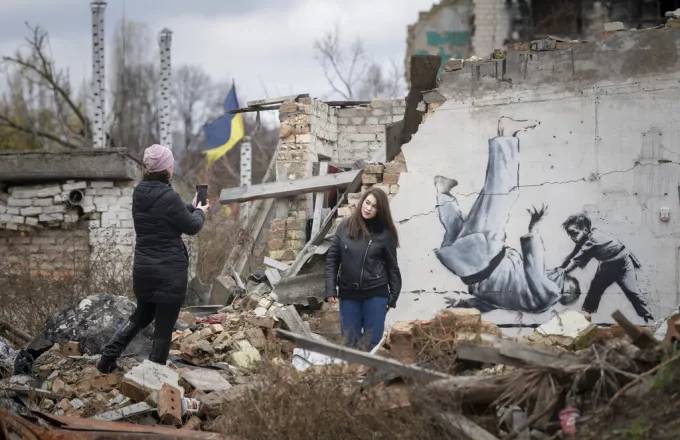 Banksy: Πώς δημιούργησε τα έργα τέχνης στην Ουκρανία – Δείτε βίντεο   