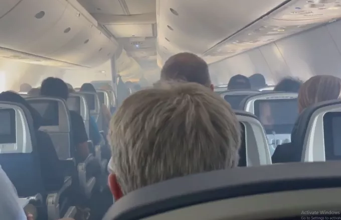 Πτήση για το Λος Άντζελες: Η καμπίνα του αεροπλάνου γέμισε καπνούς