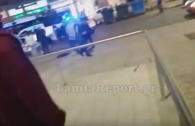 Άγρια επίθεση σε δημοτικούς αστυνομικούς στη Λαμία