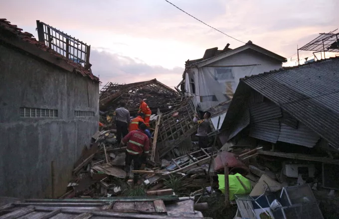 Ινδονησία: Αυξήθηκαν οι νεκροί από τον πρόσφατο σεισμό
