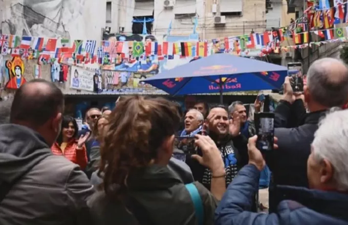 Τρομερό στιγμιότυπο στη Νάπολη: Οπαδοί τραγουδούν στη μνήμη του Μαραντόνα! Βίντεο