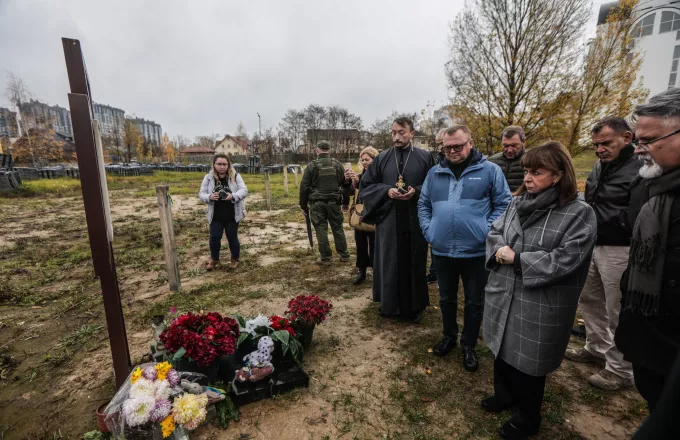 Ουκρανία: Σοκαρισμένη από τους μαζικούς τάφους και τις καταστροφές η Κατερίνα Σακελλαροπούλου 