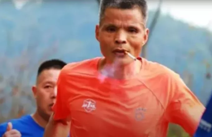 Απίστευτο: 50αρης έτρεξε σε μαραθώνιο... καπνίζοντας