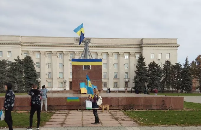 Η ουκρανική σημαία στη Χερσώνα