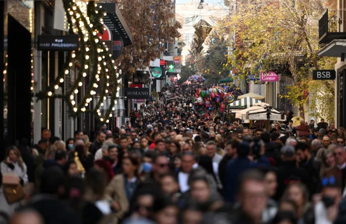 Κοσμοσυρροή στο κέντρο της Αθήνας για τα ψώνια της τελευταίας στιγμής 