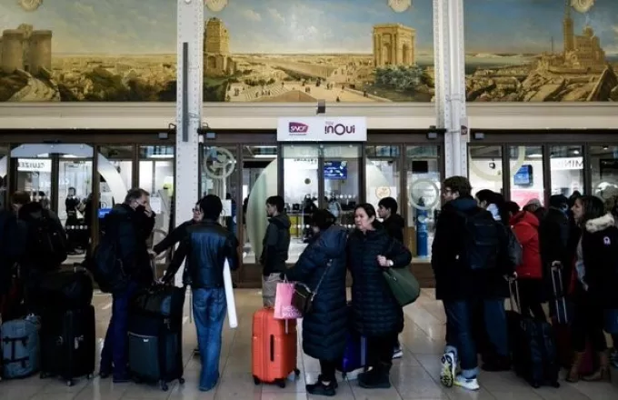 Στο ζενίθ η ταλαιπωρία των Γάλλων από τις απεργίες στα τρένα - Ομαλοποιείται η κατάσταση την Πρωτοχρονιά