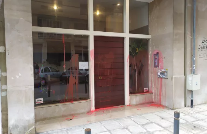 Θεσσαλονίκη: Επίθεση με μπογιές στο σπίτι του βουλευτή της ΝΔ Στράτου Σιμόπουλου