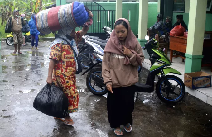 Ινδονησία: Οι αρχές απομάκρυναν σχεδόν 2.000 κατοίκους λόγω της έκρηξης του ηφαιστείου Σεμερού