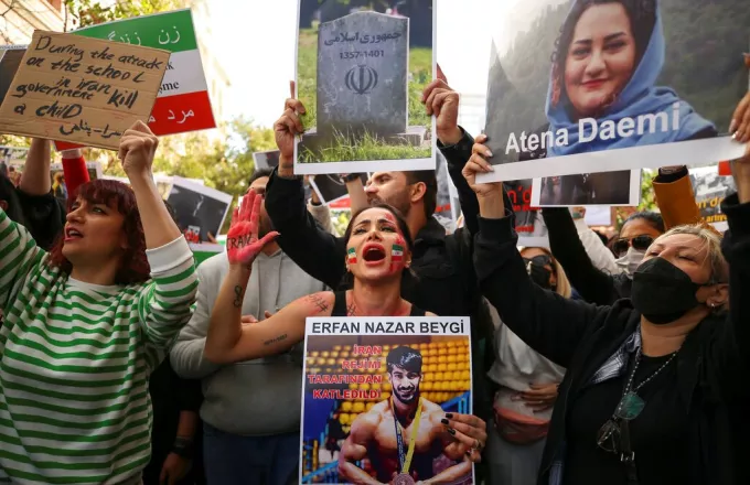 Ιστορική απόφαση: Η Τεχεράνη ζητά να αναθεωρηθεί η νομοθεσία για την υποχρεωτική χρήση μαντίλας