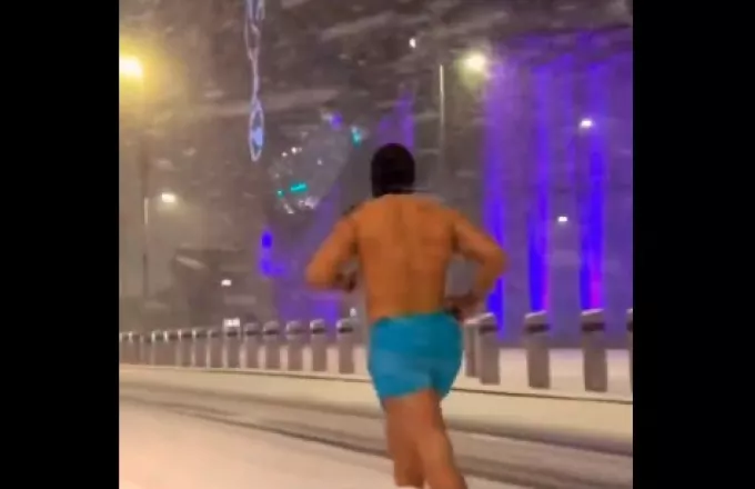 Βρετανία: Ημίγυμνος άνδρας κάνει τζόγκινγκ μέσα σε χιονοκαταιγίδα – Βίντεο