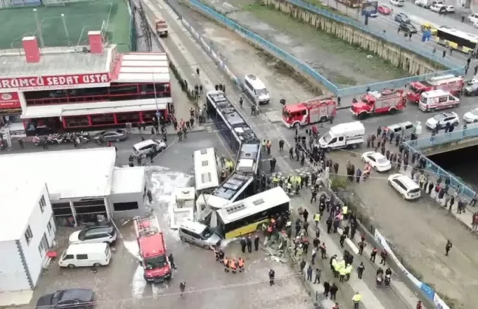Κωνσταντινούπολη σύγκρουση τραμ λεωφορείο