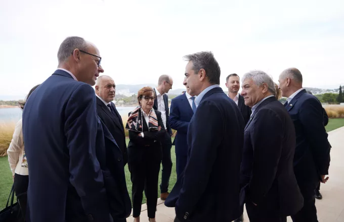 Συνάντηση Μητσοτάκη με τον πρόεδρο του Λαϊκού Κόμματος της Ισπανίας: