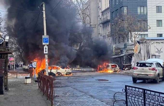Ουκρανία: Τουλάχιστον 5 νεκροί και 20 τραυματίες από ρωσικό βομβαρδισμό στη Χερσώνα