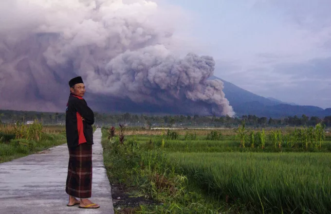 Ινδονησία - Σεμερού: Σε συναγερμό οι αρχές έπειτα από έκρηξη στο ηφαίστειο - Βίντεο