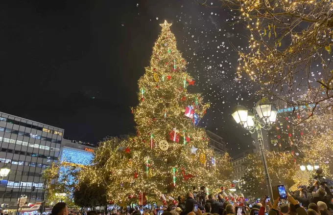 Φωταγωγήθηκε το χριστουγεννιάτικο δέντρο στην πλατεία Συντάγματος