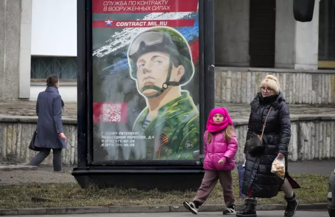 Ρωσία: «Μπαμπά, είσαι ο ήρωάς μου» γράφει η 13χρονη Μαρία στον πατέρα της που καταδικάστηκε για «δυσφήμηση του στρατού»