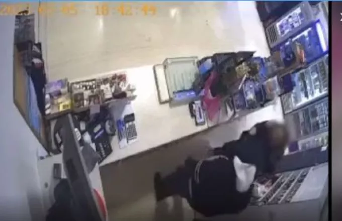 Τρόμος για υπάλληλο μίνι μάρκετ στην Αγία Παρασκευή - Ληστής μπήκε στο κατάστημα με μαχαίρι (Βίντεο)
