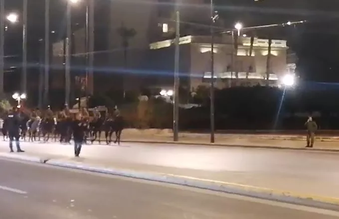 Μεταμεσονύχτια πρόβα  του ιππικού για την παρέλαση της 25ης Μαρτίου