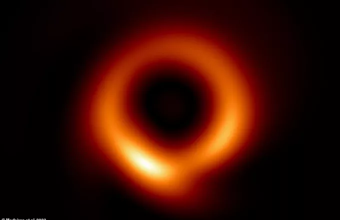 Αυτό το «πορτοκαλί ντόνατ», όπως έχει ονομαστεί, βρίσκεται στην καρδιά του γαλαξία Messier 87 55