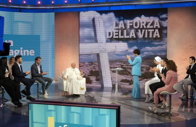 Ο πάπας Φραγκίσκος επισκέφθηκε το Σάββατο τα στούντιο «Σάξα Ρούμπρα»