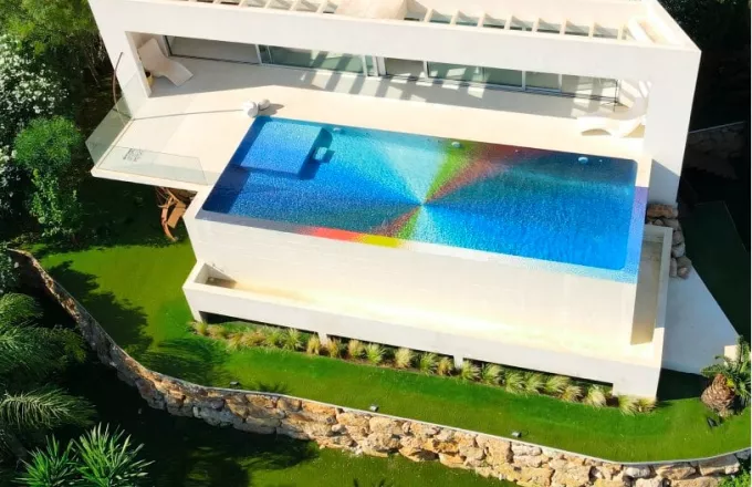 Πισίνα με 130.000 υάλινα πλακίδια στα χρώματα του ουράνιου τόξου | ΣΚΑΪ