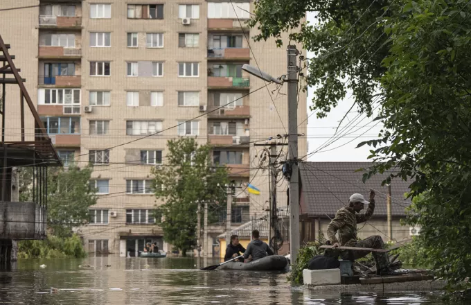 Έκρηξη στο φράγμα Καχόβκα: Με βάρκες απομακρύνονται οι κάτοικοι 