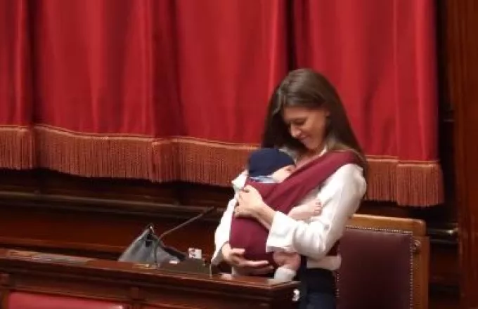 Ιταλία: Βουλευτής θήλασε το μωρό της στο κοινοβούλιο	