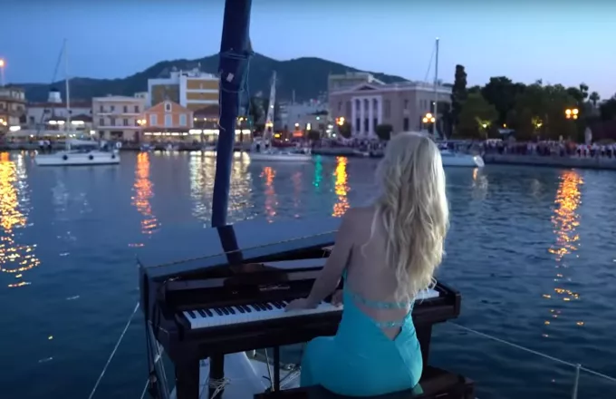 Μυτιλήνη: Η  πιανίστρια μάγεψε το νησί και έγινε viral
