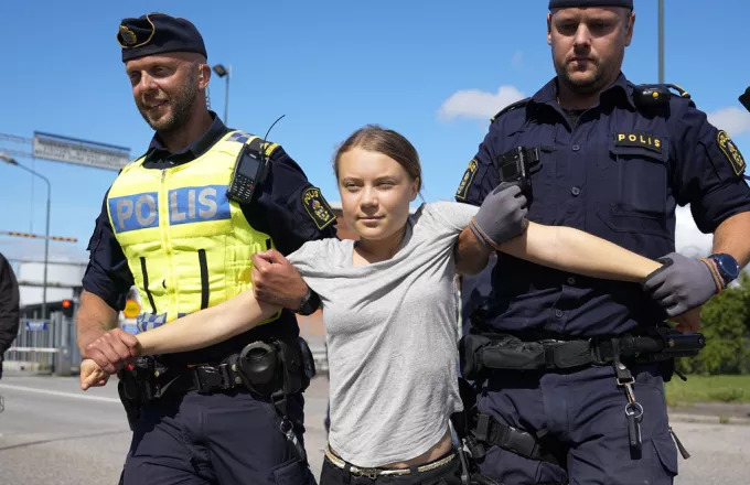 Η Γκρέτα Τούνμπεργκ καταδικάστηκε σε πρόστιμο επειδή δεν υπάκουσε στις εντολές της αστυνομίας κατά τη διάρκεια διαδήλωσης στη Σουηδία