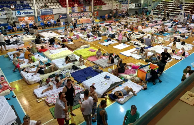 https://www.skai.gr/sites/default/files/styles/article_680x440/public/2023-07/rodos-fotia-touristes-gipedo-intime.jpg.webp?itok=mfTGVna_