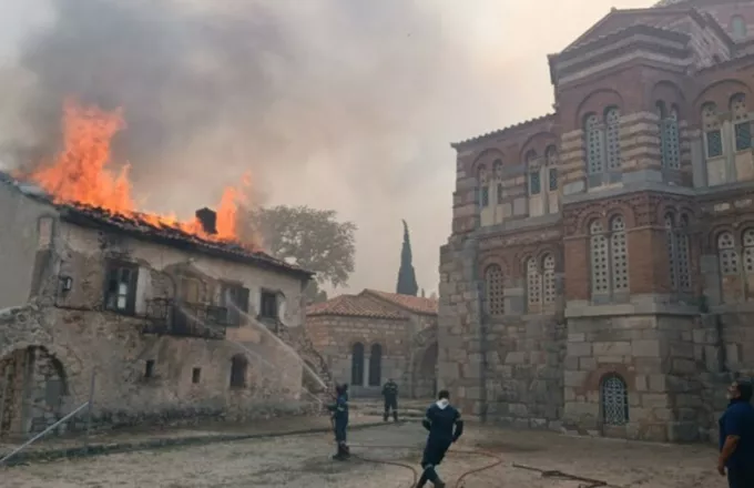 Βοιωτία: Καίγεται η ιστορική μονή του Οσίου Λουκά