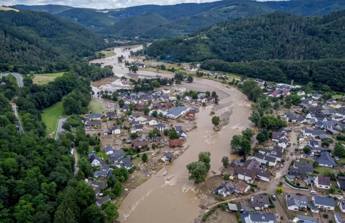 Spiegel: Πρωτοφανείς πλημμύρες στη Γερμανία – Αυτοκίνητα βούλιαξαν 