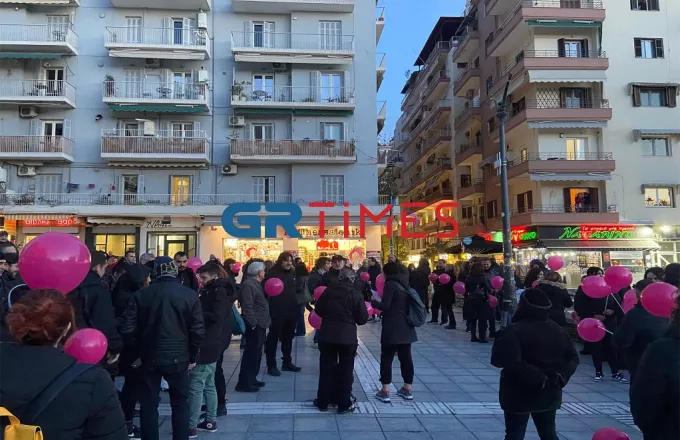 Θεσσαλονίκη: H πλατεία Ναυαρίνου ντύνεται στα «ροζ»