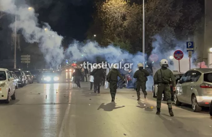 Θεσσαλονίκη: Επεισόδια έξω από το ΑΠΘ μεταξύ κουκουλοφόρων και ΜΑΤ
